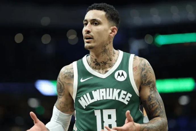 库兹马新赛季将改穿0号球衣,此前属于利拉德 库兹马新赛季将改穿0号球衣,此前属于利拉德